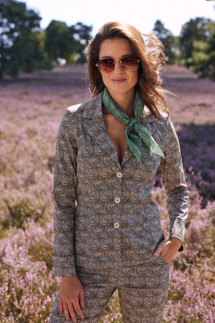 Blazer Como and bootleg pants Pamela in Chiocciola C1 print, cotton stretch fabric, styled with Carré Petit scarf in Chiocciola C2 print, cotton silk fabric, front view, outdoor.